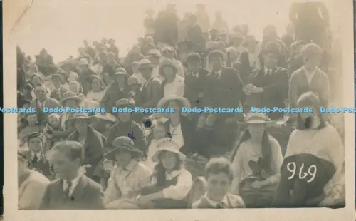 R029490 Alte Postkarte Personen