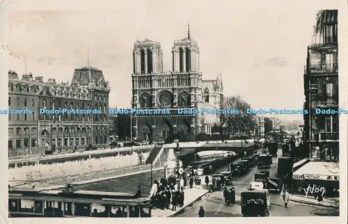 R029997 Paris En Flanant Notre Dame Vue de la Place Saint Michel Yvon No 134 193