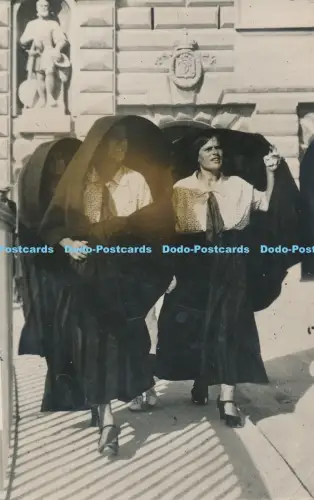 R030319 Alte Postkarte Frauen B Hopkins