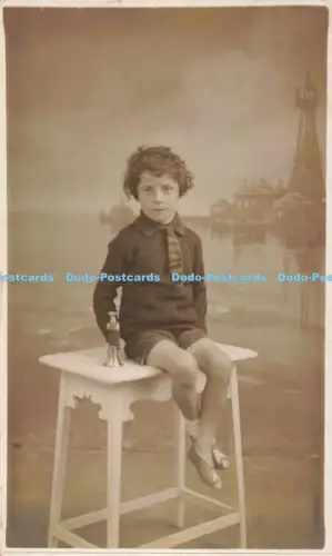 R204899 Junge Stuhl alte Fotografie Postkarte Valette Studio alte Fotografie Postca