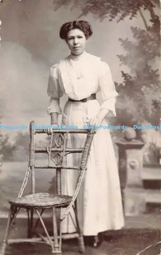 R204904 Frau Stuhl alte Fotografie Postkarte E Bennett