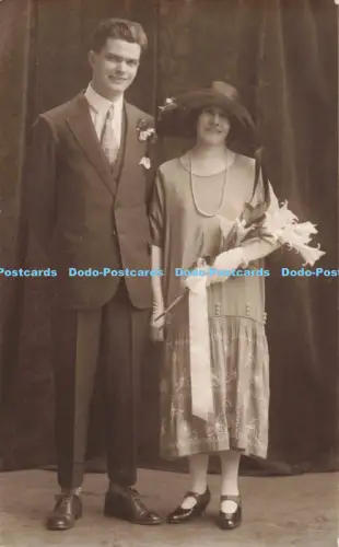 R204905 Frau und Mann Blumen Hut Anzug alte Fotografie Postkarte S W Palfrey