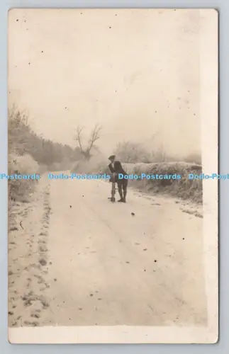 R800909 Mann mit Fahrrad unterwegs British Made