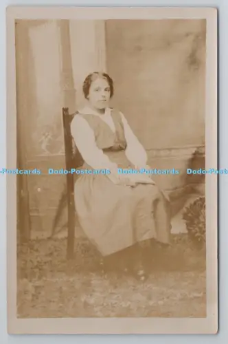 R800911 Junge Frau sitzt auf dem Stuhl