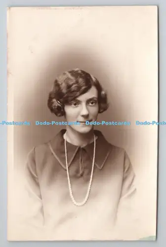 R800913 Frau Portrait Postkarte