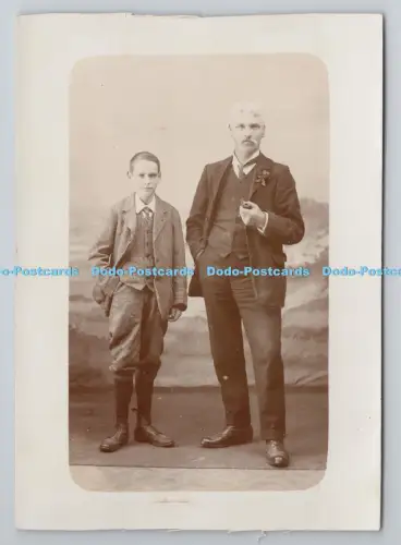 R800914 Mann und Junge in Anzügen