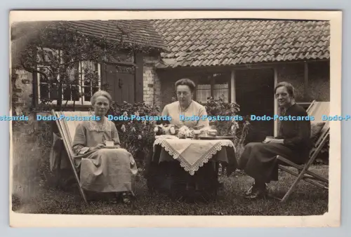 R800915 Drei Frauen sitzen am Tisch im Garten L T K