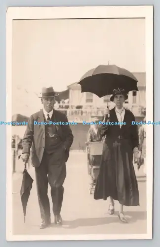 R800916 Mann und Frau Frau halten Regenschirm L T K