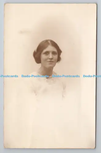 R800918 Frau Portrait Postkarte