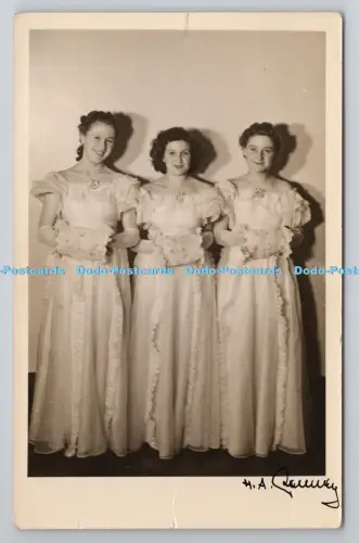 R800921 Drei junge Frauen im langen Kleid H A Bonney Weißdorn