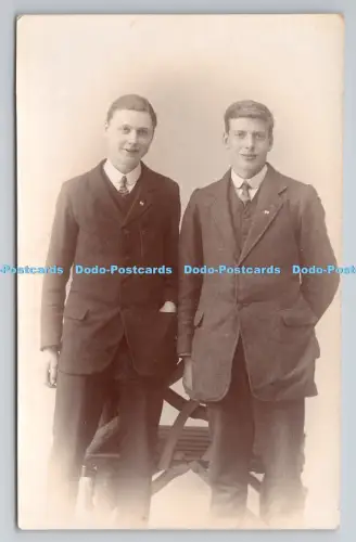 R800926 Zwei junge Männer The West End Fotografie Southampton