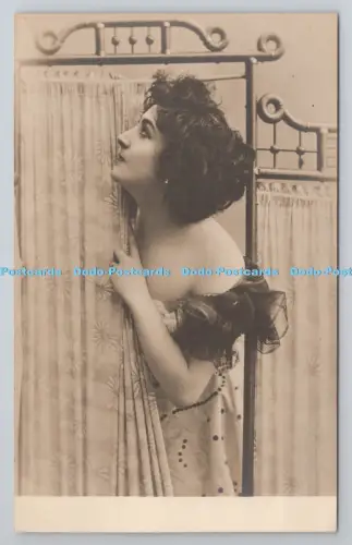 R801099 Frau steckt Echtfoto Postkarte