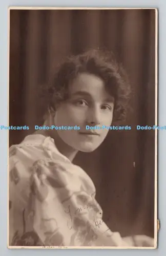 R801236 Junge Frau Portrait L T K