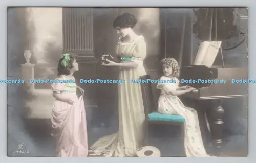 R801237 Frau und zwei Mädchen, ein Mädchen spielt Klavier P R A