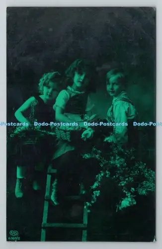 R801245 Drei Kinder mit Blumen E A Schwerdtfeger London RP