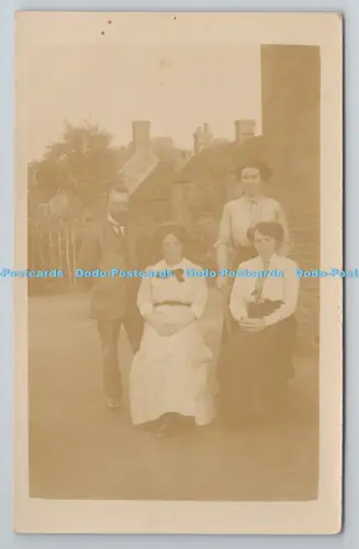 R801284 Mann und drei Frauen im Garten Das Foto Postkarte Sussex