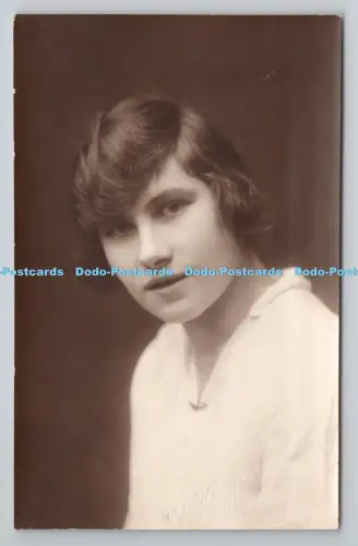 R801285 Frau Portrait Postkarte