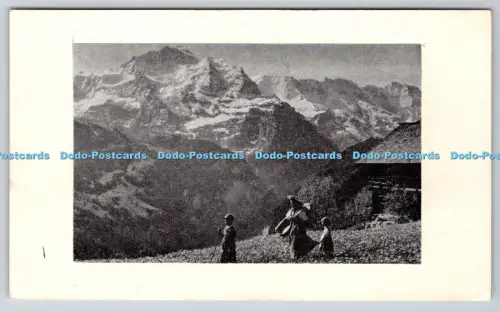 R814591 Frau und Kinder draußen Postkarte