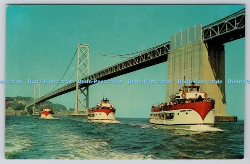 R815482 Hafenrundfahrten Sehenswürdigkeiten Boote legen am Pier 43 Fisherman Wharf Smith an