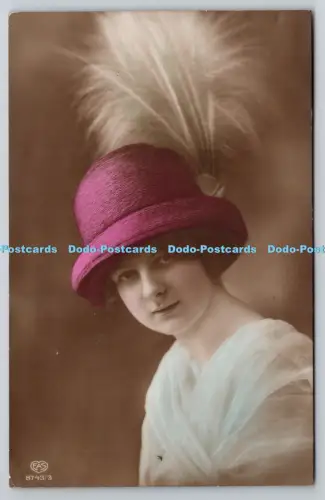 R815880 Frau mit rotem Hut auf Kopf E A Schwerdtfeger London 1912