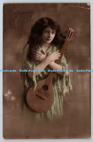 R815881 Frau mit Musikinstrument The Carlton London