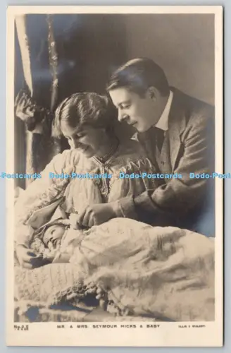 R816019 Mr and Mrs Seymour Hicks and Baby J Beagles London Ellis and Walery