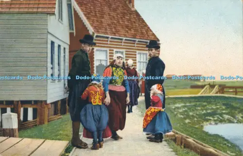 R030612 Alte Postkarte Familie in der Nähe des Hauses Photochromie
