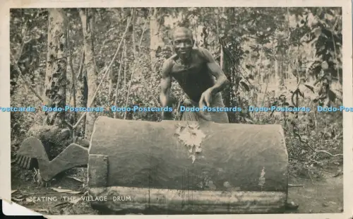 R030658 Die Dorftrommel schlagen