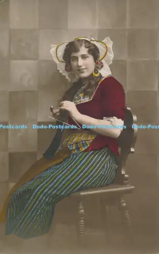 R031347 Alte AK Frau auf dem Stuhl F C B und Co 1914