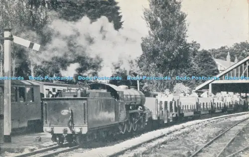 R027443 Southern Maid mit Zug der offenen Sommerreisebusse im Hythe Ian Allan