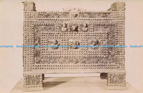 R036524 Alte Postkarte. Große Truhe mit Skulpturen. G. Sommer