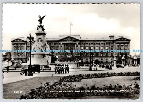 L352557 London Buckingham Palace and Queen Victoria Memorial RP