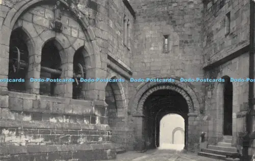 R042685 Schloss Alnwick Ziehbrunnen im Hof