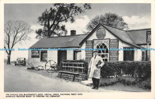 R375058 Die berühmte alte Schmiede Gretna grün zeigt Priester mit Ehe