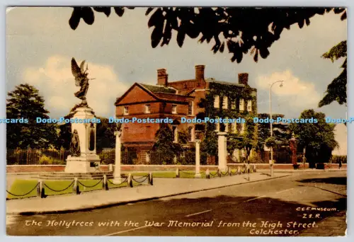 L360743 Colchester Die Stechpalmen mit dem Kriegerdenkmal von der High Street
