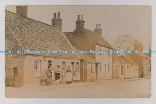 C032586 Tickton East Yorkshire Leute zu Hause Straßenansicht Dr. J E S Walker
