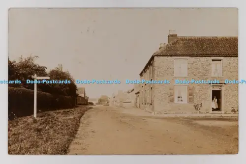 C032590 Leconfield East Yorkshire Blick auf die Straße Häuser W H Suddon Mittwochsmarke