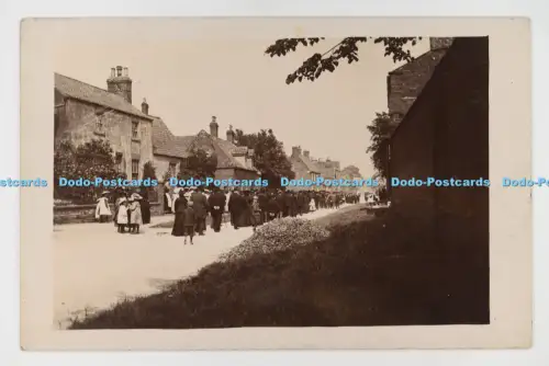 C032592 Walkington East Yorkshire Gruppe von Menschen auf der Straße