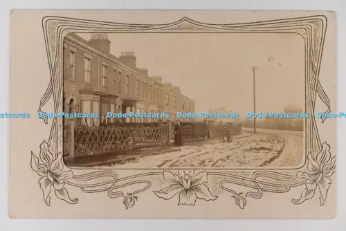 C032982 Hessle Beverley Road East Yorkshire Mann mit Fahrrad