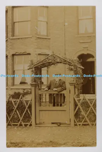 C032984 Hessle Boothville East Yorkshire Mann steht am Tor RP