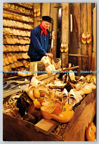 L363514 Holland Clogmaker in seiner Werkstatt nahe den zentralen Blumenauktionsräumen