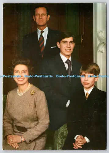 L363721 Die Königin und der Herzog von Edinburgh mit Prinz Andrew und Prinz Edward