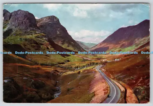 L364660 Der Pass von Glencoe mit Blick auf Bidean Nam Bian Gearr Aonach und Aonach D