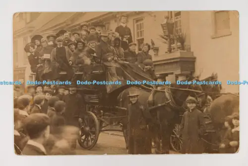 C033280 Torquay. Falcon Hotel. Devon. Die große Gruppe ist auf einem Pferd Dra versammelt