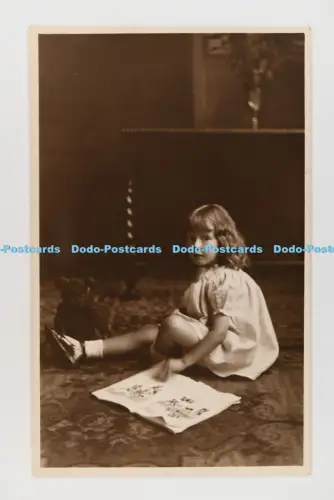C033356 Mädchen mit Buch. Südsee. Postkarte