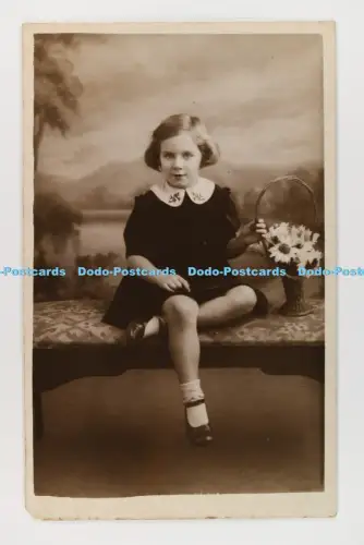 C033357 Mädchen mit Blumen. 1936. Altes Vintage Foto