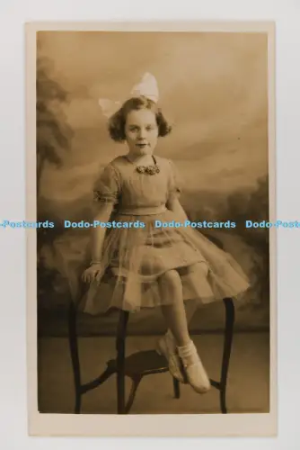 C033358 Mädchen sitzend. 1936. Altes Vintage Foto