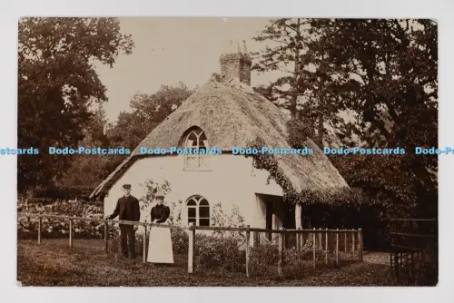 C033360 unbekannter Ort. Mann und Frau stehen im Cottage