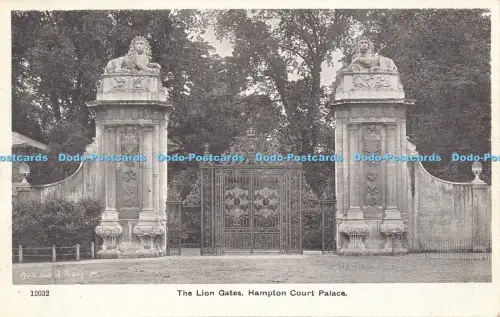 R048112 Die Löwentore Hampton Court Palace Sturm und Polden