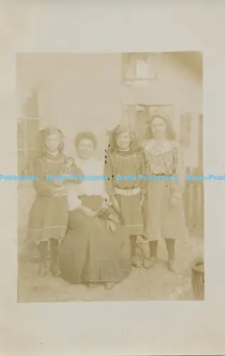 R050784 Alte Postkarte Frauen